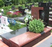 7.Надпись на памятнике выполнена из бронзы